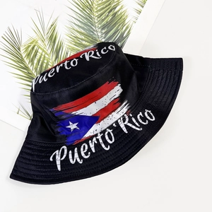 Détail du drapeau de Porto Rico et texte sur chapeau bob noir pour protection solaire