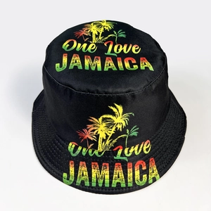 Vue détaillée du chapeau bob Jamaïque avec imprimé One Love et motifs de palmiers