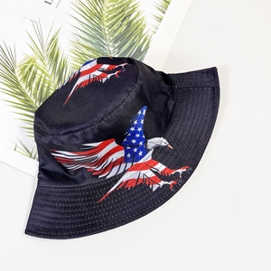 Détail de l'imprimé aigle et drapeau américain sur bob noir pour protection solaire