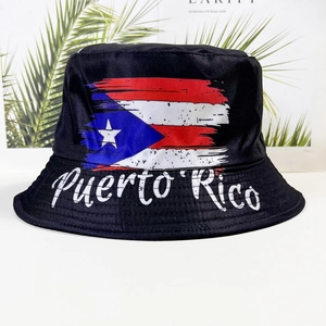 Détail de l'imprimé drapeau de Porto Rico et lettrage blanc sur un bob en coton noir