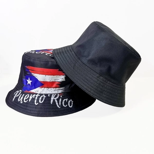 Détail de bobs noirs avec broderie du drapeau de Porto Rico et style minimaliste épuré