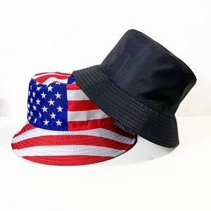 Détail du chapeau bob à motif drapeau américain et du chapeau pare-soleil en toile noire