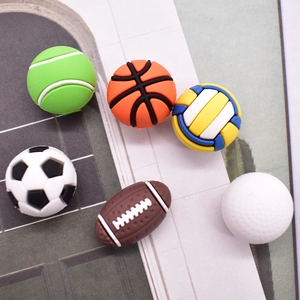 Détail de breloques de sport 3D en PVC incluant des motifs de basket et de football