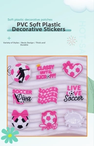 Dettaglio di 9 pezzi di ciondoli per scarpe in PVC rosa a tema calcio e accessori DIY
