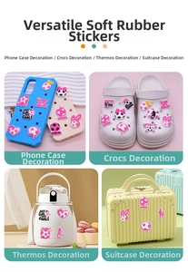 Ciondoli calcio rosa in PVC mostrati su cover telefono, scarpe, borraccia e valigia