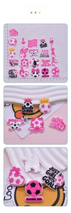Dettaglio dei ciondoli da calcio in PVC rosa con design a trofeo e cuore per scarpe