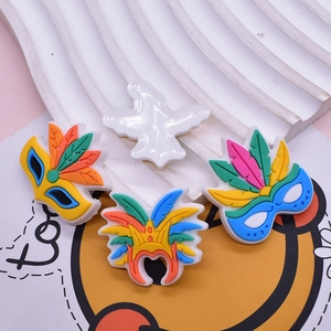 Breloques de chaussures en PVC sur le thème du carnaval avec masques de plumes