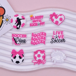 Set di ciondoli per scarpe in PVC rosa a tema calcio per decorazione di zoccoli DIY