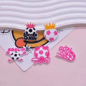 Set di 5 ciondoli per scarpe PVC Football Soccer Queen rosa su sfondo ondulato rosa