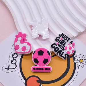 Ciondoli per scarpe da calcio rosa in PVC con cuori e frasi motivazionali sport