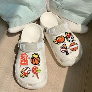 Ciondoli sportivi colorati in PVC per scarpe clogs con motivi basket e calcio
