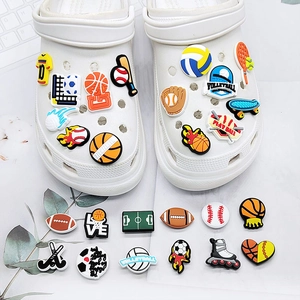 Set di ciondoli sportivi in PVC per scarpe con motivi basket, calcio e volley