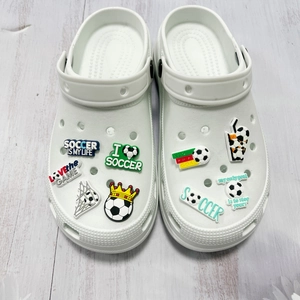 Sabots blancs avec charmes de football en PVC et slogans sportifs motivants