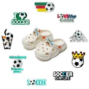 Sabots beiges pour enfants avec breloques de football en PVC et pins avec slogans