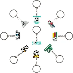 Lot de 8 porte-clés football colorés en PVC avec motifs de foot et slogans de sport
