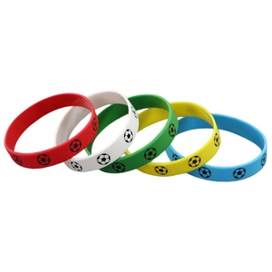 Cinq bracelets de football en silicone colorés rouge, blanc, vert, jaune et bleu sur fond blanc