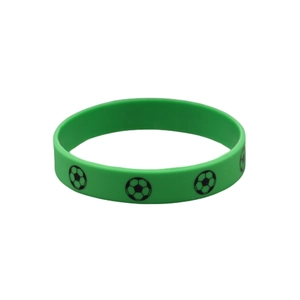 Gros plan d'un bracelet de sport en silicone vert avec des motifs de football noirs