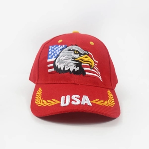 Détail de la casquette rouge avec broderie aigle USA et motifs d'épis de blé dorés