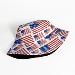 Vue détaillée du chapeau bob réversible avec imprimé vintage du drapeau américain