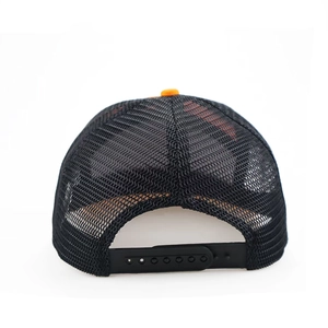 Rückansicht der schwarzen Trucker-Mütze mit orangefarbenem Knopf und Mesh-Snapback-Design