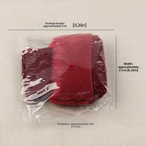 Detailed view of red knitted faux fur leg warmers packaged in a 21x21x4cm clear bag