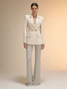 Blazer croisé blanc cassé élégant avec un pantalon à paillettes argentées brillant
