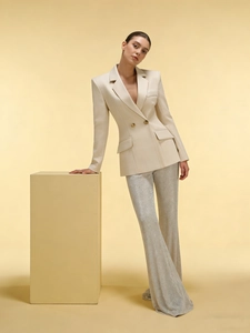 Blazer beige croisé pour femme avec pantalon à paillettes argentées scintillantes