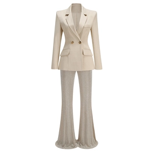 Détail d'un blazer croisé beige et d'un pantalon flare à paillettes argentées brillantes