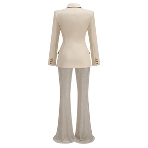 Vue arrière du blazer beige cintré et du pantalon évasé argenté à paillettes