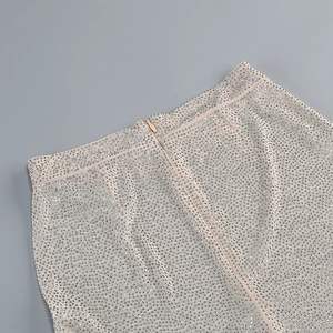 Vue détaillée des paillettes champagne et d'une fermeture éclair invisible sur la robe