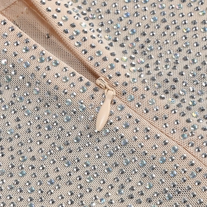 Détail du tissu en maille chair avec strass argentés et fermeture éclair invisible
