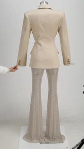 Vue arrière du blazer beige ajusté et du pantalon évasé à paillettes argentées de soirée