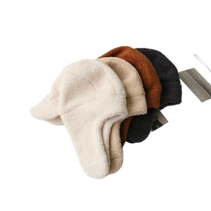 Berretti invernali in lana di agnello con paraorecchie in beige, kaki e nero