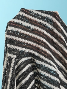 Vue macro détaillée du tissu au crochet à rayures noires et blanches pour maillot de bain