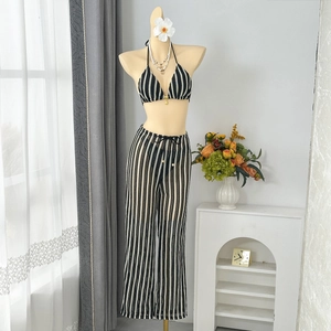 Détail du haut licou en crochet et du pantalon rayé transparent à taille haute sur mannequin