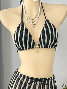 Détail du bikini en crochet à rayures noires et blanches avec pendentif coquillage