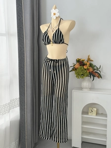 Gros plan du bikini licou en maille à rayures verticales noires et blanches avec pantalon