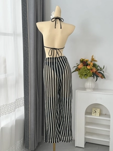 Vue détaillée du haut dos nu à licou et du pantalon rayé sur un mannequin d'affichage