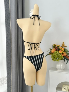 Détail de rayures verticales en crochet sur le maillot de bain licou avec liens latéraux