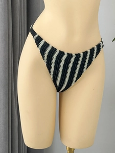 Détail d'un bas de bikini au crochet à rayures noires et blanches avec maille