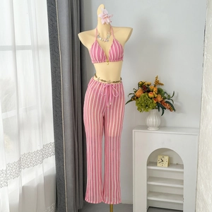 Gros plan sur la texture en maille à rayures roses et blanches du bikini et du pantalon