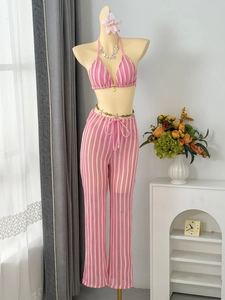 Détails du crochet rayé rose et blanc du haut dos nu et du pantalon large de vacances