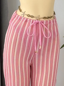 Détails du pantalon de plage au crochet rose et blanc avec breloque coquillage et cordon