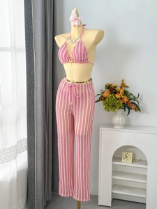 Détail du haut de bikini au crochet à rayures roses et blanches et du pantalon large