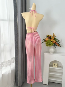 Détail arrière du bikini dos nu rose et pantalon au crochet rayé avec ceinture chaîne