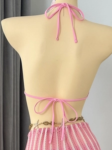 Vue arrière du maillot licou rose avec jupe rayée et chaîne de taille ornée d'étoiles de mer