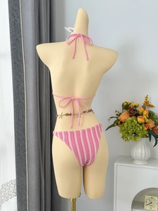 Détail du bikini licou rose avec culotte en maille rayée et ceinture chaîne étoile de mer