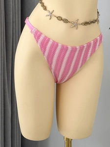 Détails du bas de bikini au crochet à rayures roses et blanches avec chaîne en coquillages