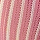 Gros plan d'un tissu en maille rayé rose et blanc montrant la texture et le tissage