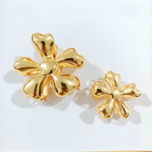 Set of two golden flower claw clips in large and small sizes with a high-polished finish